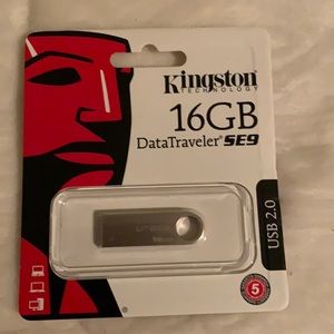 🌸.    Kingston 16gm usb.